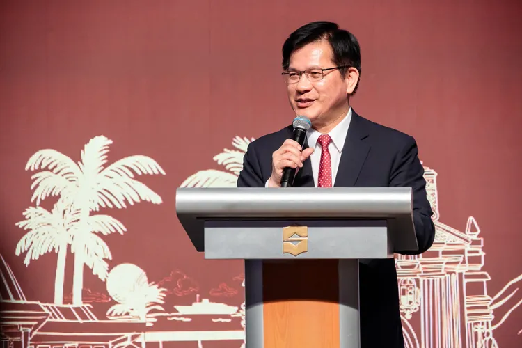 外交部長林佳龍13日出席菲律賓國慶酒會，宣布「延長對菲籍免簽入境一年」。翻攝林佳龍臉書