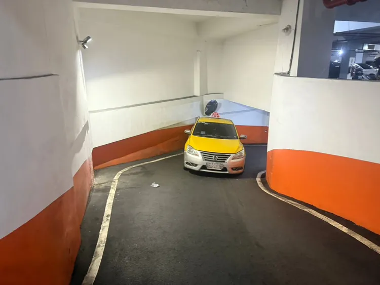 肇事小黃司機稱車道斜坡視線不佳才會看不到有人躺在地上釀禍。翻攝畫面