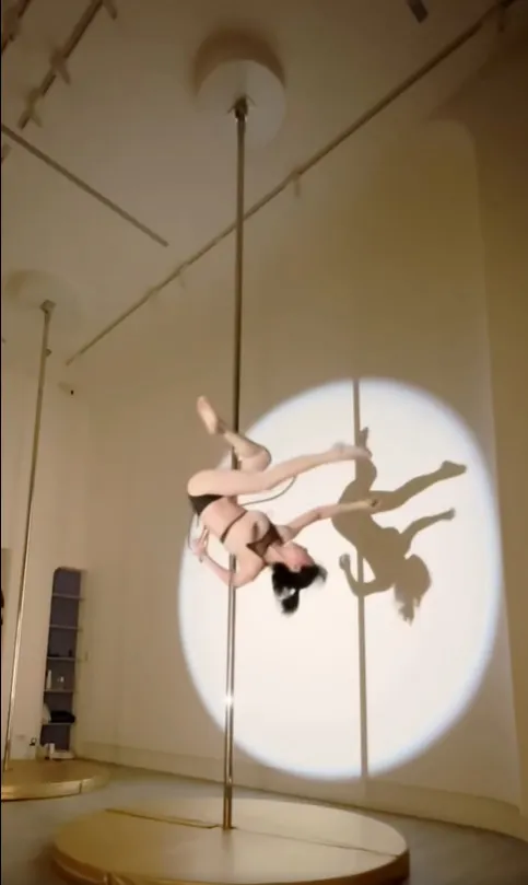 徐小可展現多個高難度動作。翻攝徐小可臉書