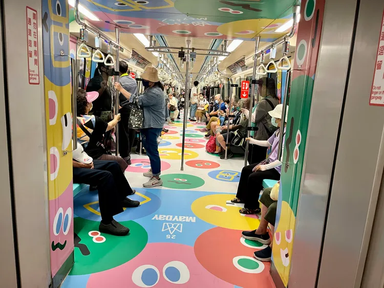 本次「MAYDAYLAND」除展區外，還有25台公車與2台捷運車廂穿梭全城。相信音樂提供