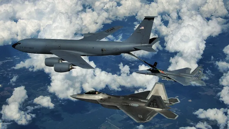 美軍KC-135空中加油機執行空中加油任務。翻攝US AirForce