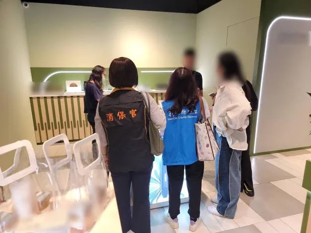 新竹縣府消保官會同主管機關，前往轄內賣場聯合稽查。新竹縣府提供