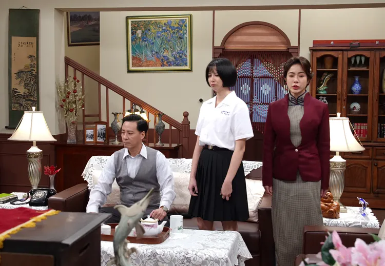 尹昭德(左起)劇中發怒拍桌罵女兒蔡祥，自己都忘詞了，右為黃瑄。台視提供