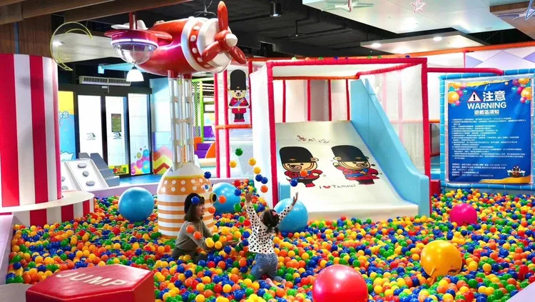 福容淡水漁碼店讓親子出遊也充滿驚喜，POPA親子體能館單日暢玩推出一大一小只需599元。業者提供