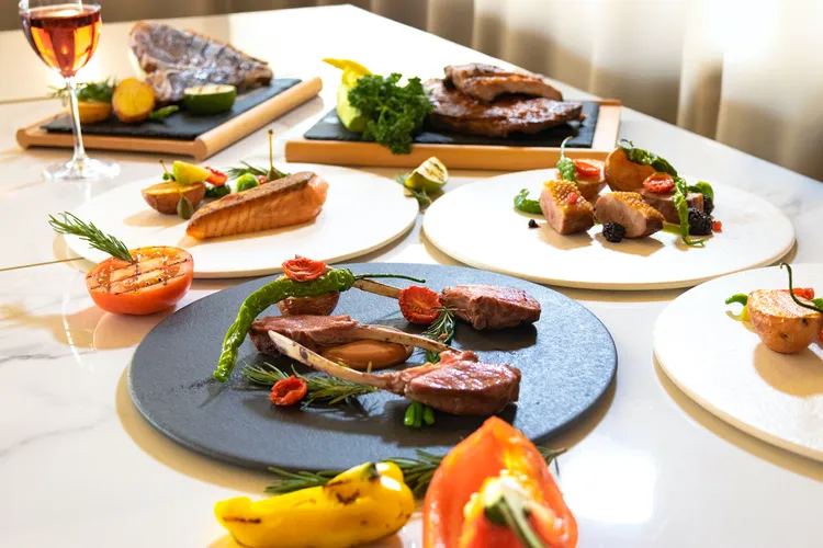 嘉義福容voco酒店推出「Stay voco Stay Full」住房專案，加百元即可享有2客田園西餐廳半自助式晚餐。業者提供