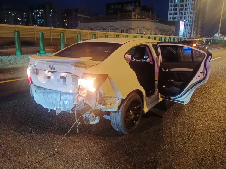 被波及的本田轎車。民眾提供