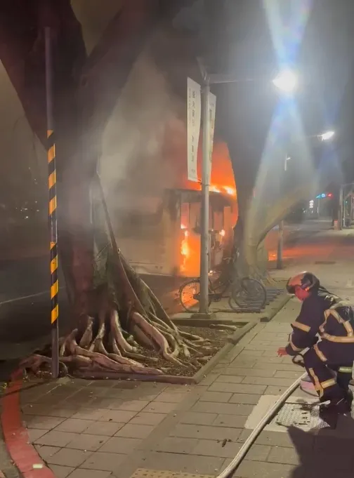 警消到場滅火。警方提供