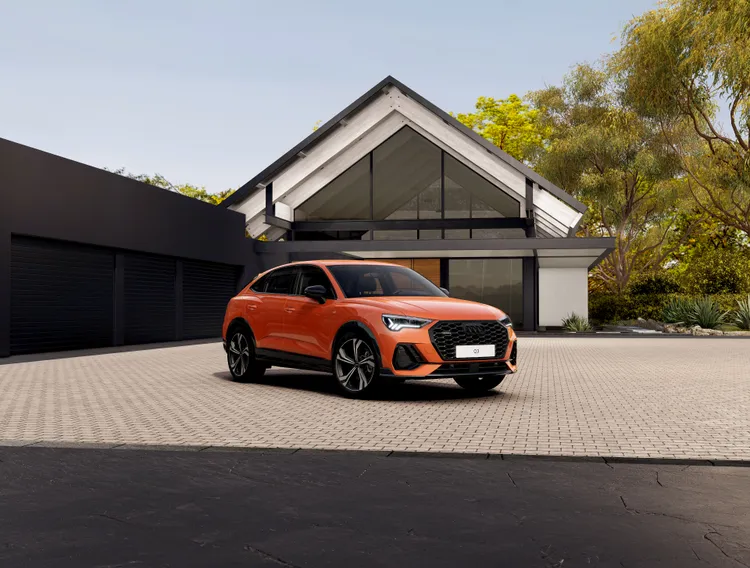 全新年式 Audi Q3 針對內裝質感與駕馭科技進行升級，進一步強化都會跑旅的個性化形象。業者提供