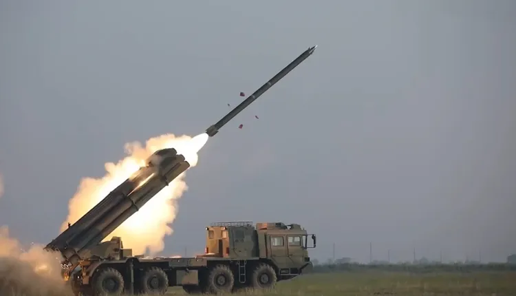 中國解放軍號稱可由福建跨海直攻台灣的遠程火箭炮。翻攝解放軍網