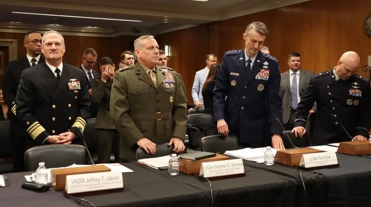 美國聯邦參議院撥款委員會「軍事設施、退伍軍人事務及相關機構小組」17日舉行年度預算聽證會，陸戰隊主責軍事設施及後勤的副司令斯卡倫卡（前排右3）等軍方官員出席。中央社