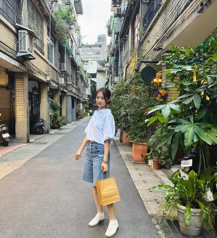 周子瑜一身清新裝扮現身台北街頭。翻攝自周子瑜IG