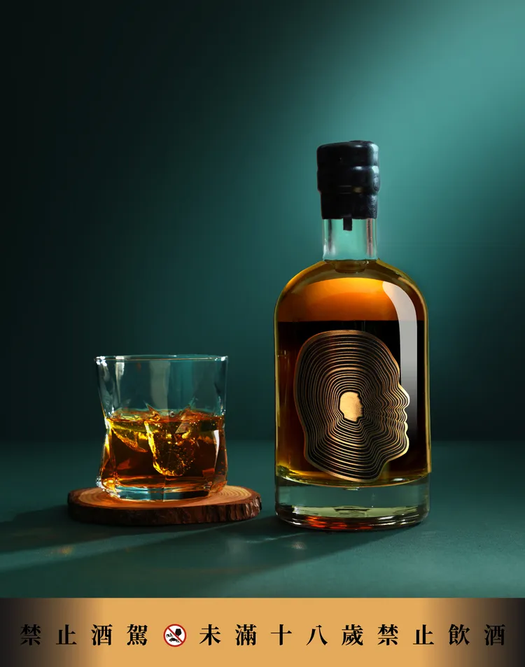 延續對「全麥」的堅持，金色三麥20週年威士忌酒體紮實、風味層次分明，與經典菜色搭配更添風味。品牌提供