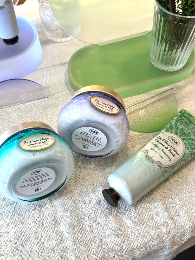 清新迷迭香二合一臉部磨砂膏（右）為全新單品，清爽薄荷與舒緩薰衣草則為新升級。張家玲攝