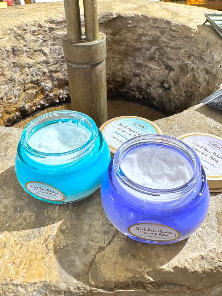 SABON二合一臉部磨砂膏中，擁有天然荷荷巴顆粒。張家玲攝