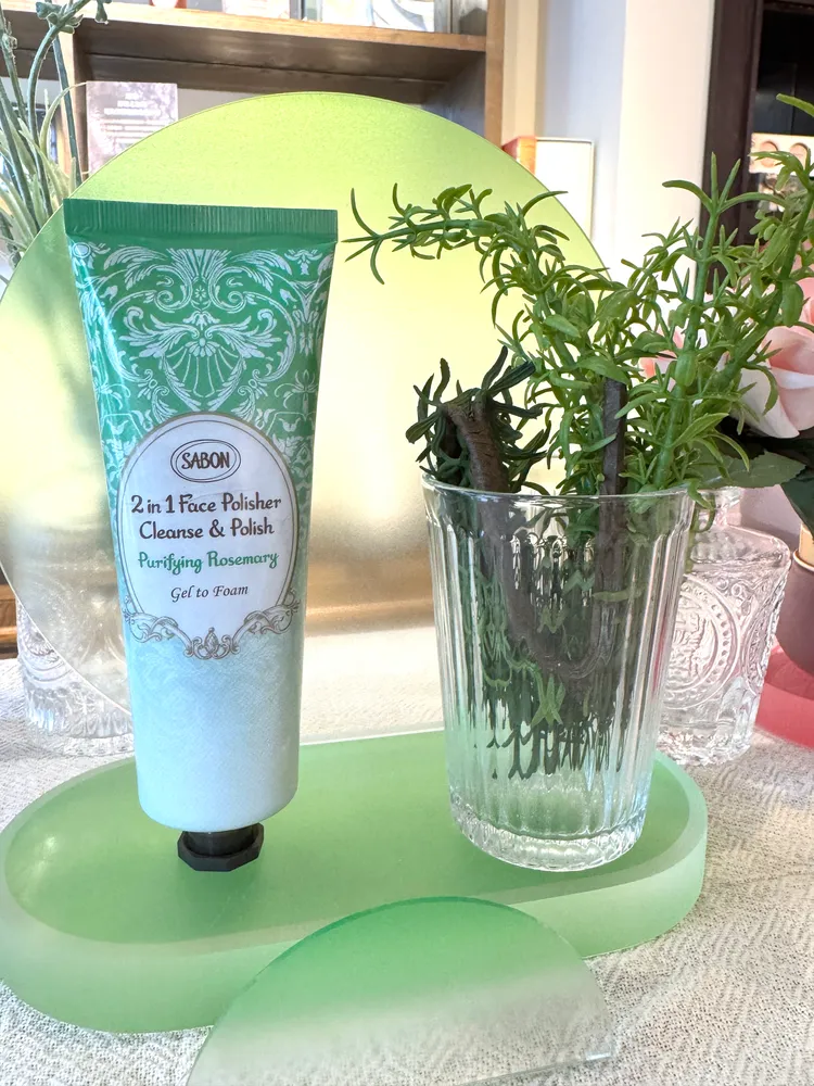 清新迷迭香二合一臉部磨砂膏，125ml／1480元。張家玲攝