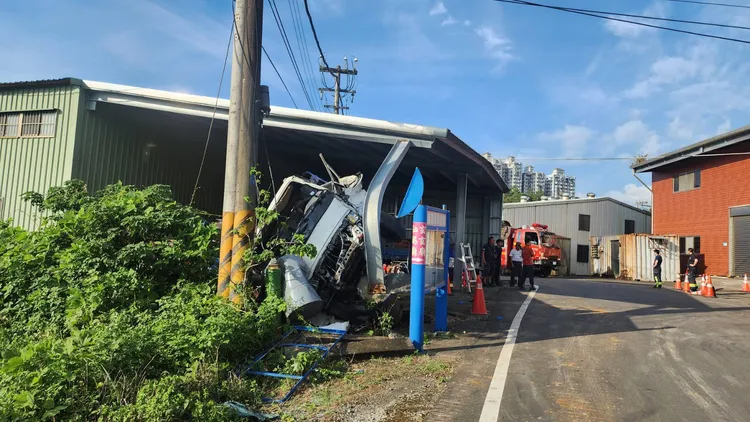 大貨車撞入路旁鐵皮屋，鋼柱被撞到彎曲，可見衝擊力之大。翻攝畫面