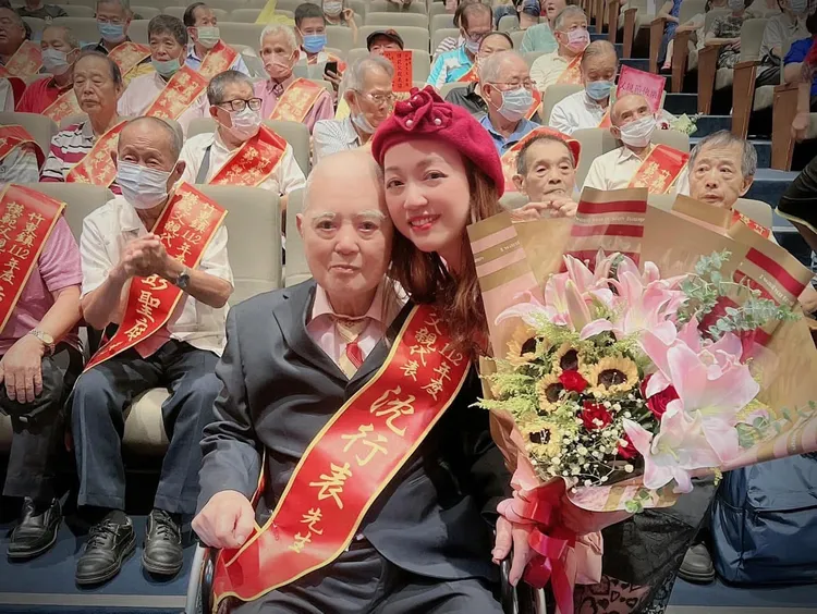 秀蘭瑪雅爸爸曾獲頒模範爸爸代表。摘自臉書