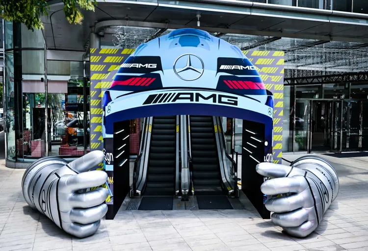 巨型 Mercedes-AMG 安全帽造型裝置，模擬賽前的緊張時刻。業者提供