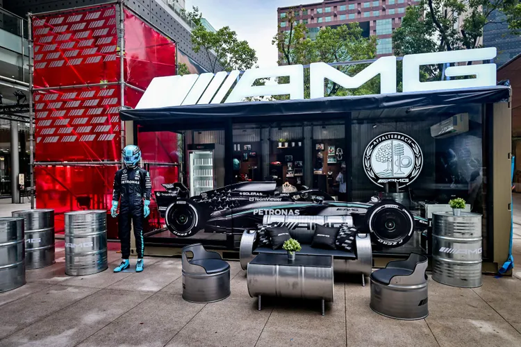 旅程自 AMG PIT STOP 展區起跑，讓車迷化身為賽車手。業者提供