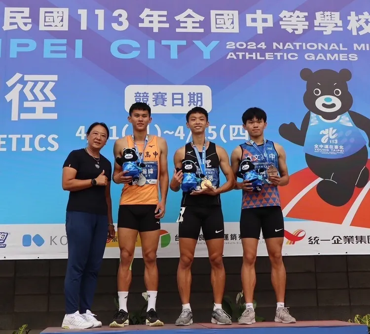 強湄芬細心指導學生，在運動場上締造出許多驚人的紀錄。教育部提供