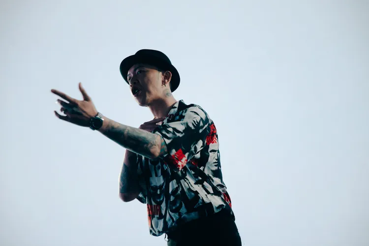 小春。本色音樂提供