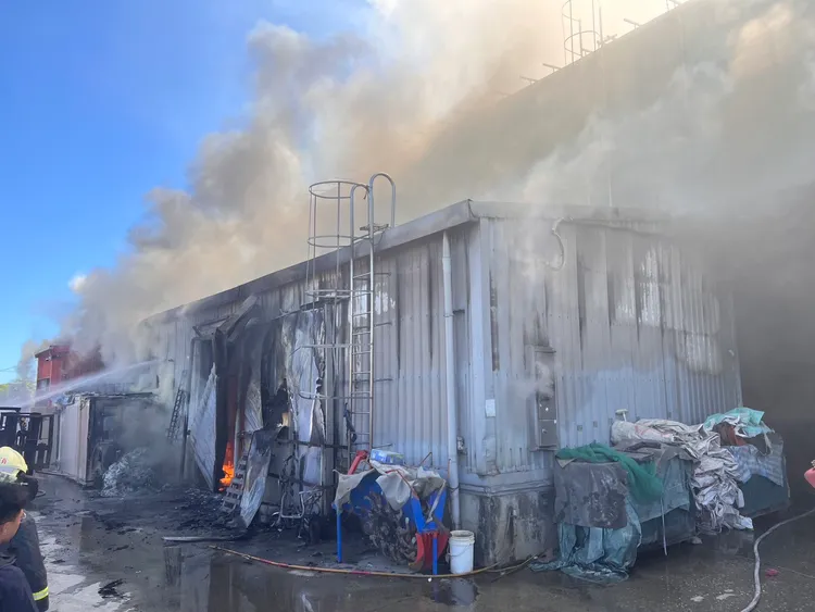 警消趕抵時，該棟工廠已竄出火舌並伴隨黑濃煙。翻攝照片