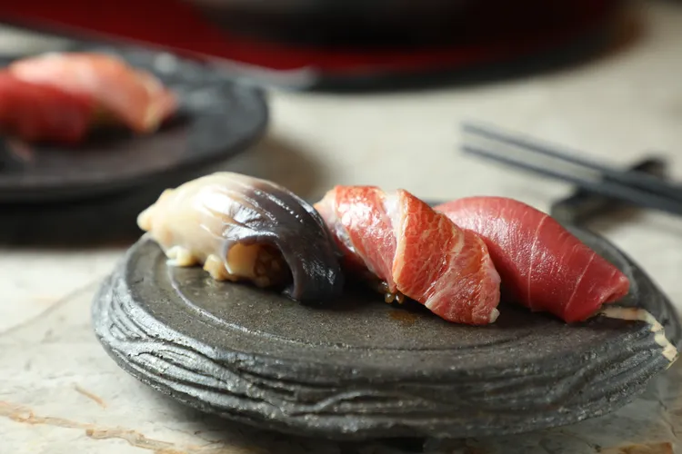 黑鮪魚中腹（右起）、大腹、北寄貝握壽司。豊漁餐飲集團提供