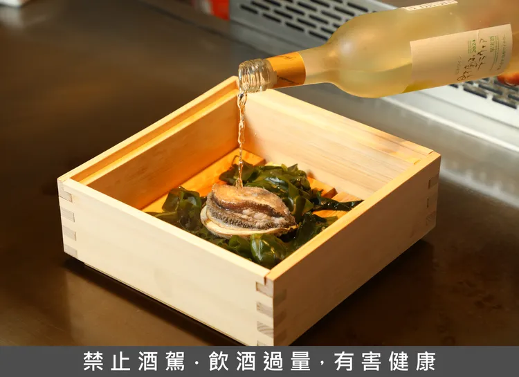 初魚鉄板料亭團隊也與照壽司聯手設計客座菜單，南非鮑魚豪氣使用島根縣葡萄酒酒蒸，奢華度十足。豊漁餐飲集團提供