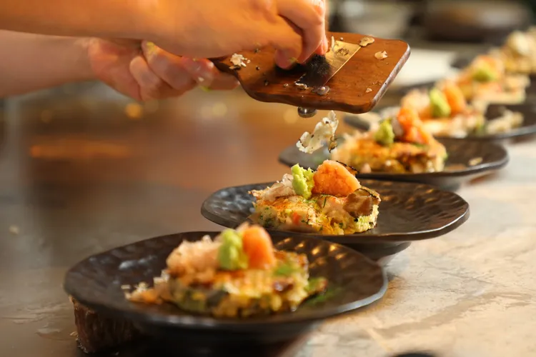 上桌前刨上大量夏季黑松露，為國民小吃御好燒更添奢華。豊漁餐飲集團提供