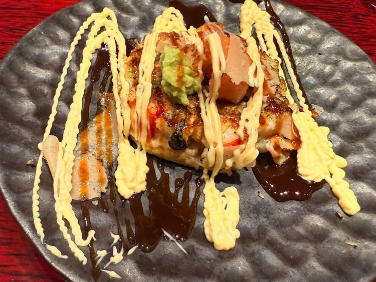 「高級御好燒」內含滿滿的海鮮高級食材。陳揚盛攝