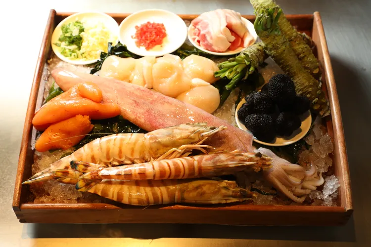 「高級御好燒」結合黑松露、大明蝦、明太子等近十種台日高級食材。豊漁餐飲集團提供