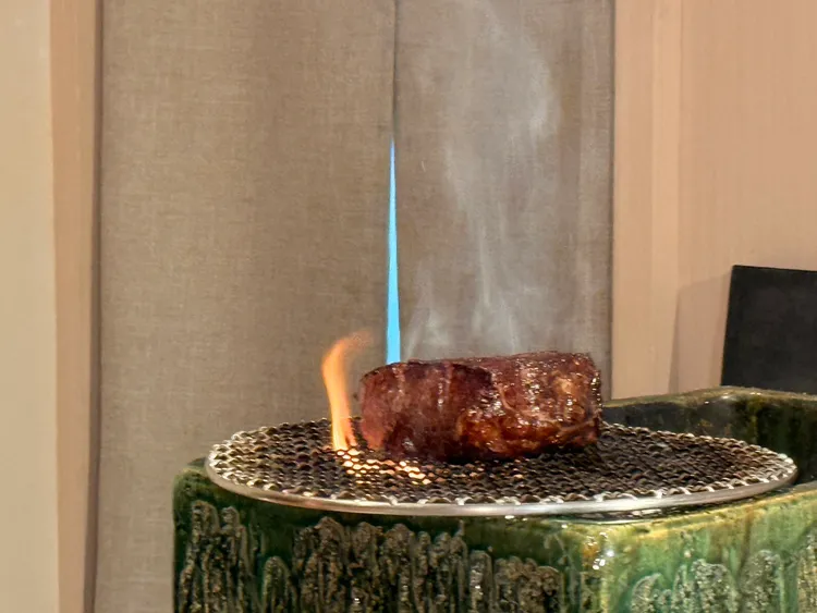 鹿兒島A5和牛夏多布里昂牛排炭火直燒。陳揚盛攝