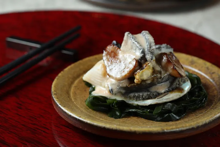 鮑魚搭配照壽司特製肝醬，海潮鮮味混著葡萄酒的果香，在口中噴發。豊漁餐飲集團提供