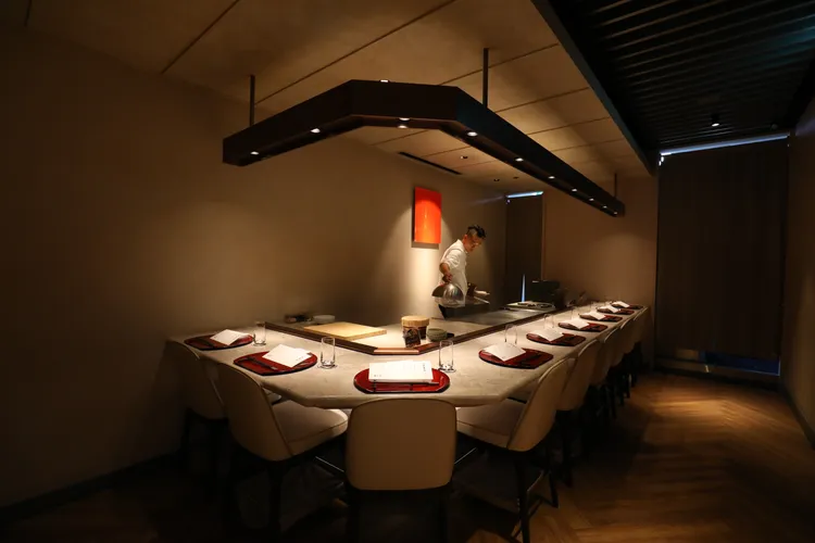 li teppanyaki是豊漁餐飲集團旗下的高端無國界鐵板燒。豊漁餐飲集團提供