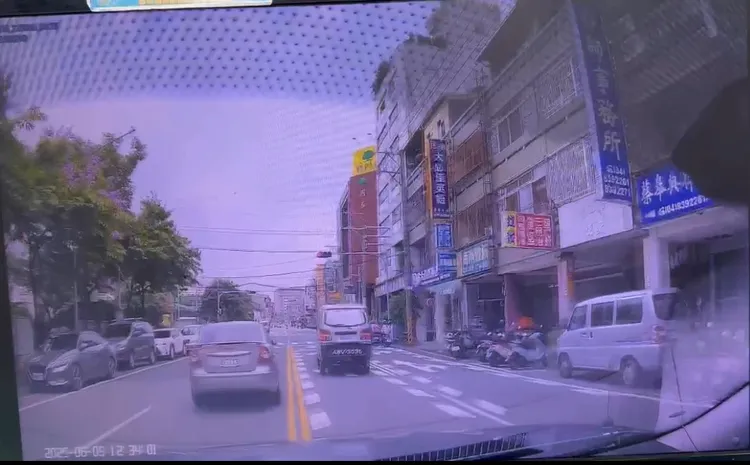 警方鳴笛示警不聽，王男還開車跑給警察追，險象環生。翻攝照片