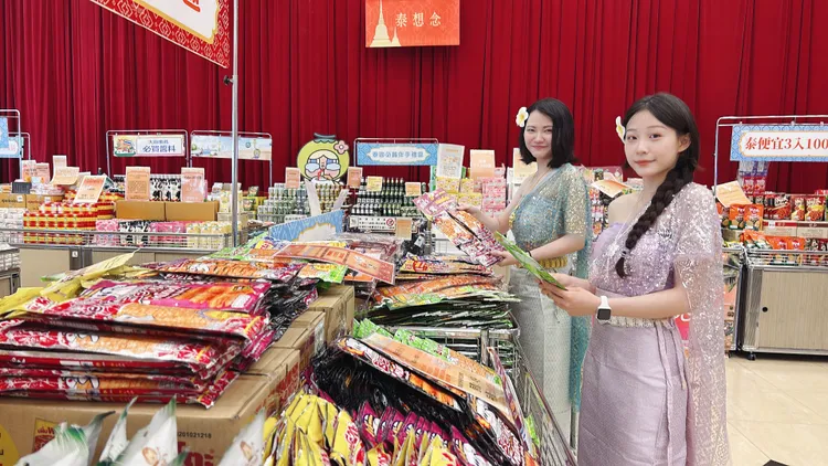 泰國美食物產展將泰國當紅零食、伴手禮、果乾、飲品等齊聚一堂。中友提供