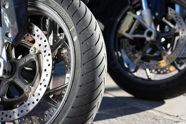 ROADHOUND（獵犬）則鎖定中、大排氣量街車與旅行車款需求，像是 CBR650R、CB650R 及 CBR500R 等熱門車型皆為其應用對象。業者提供