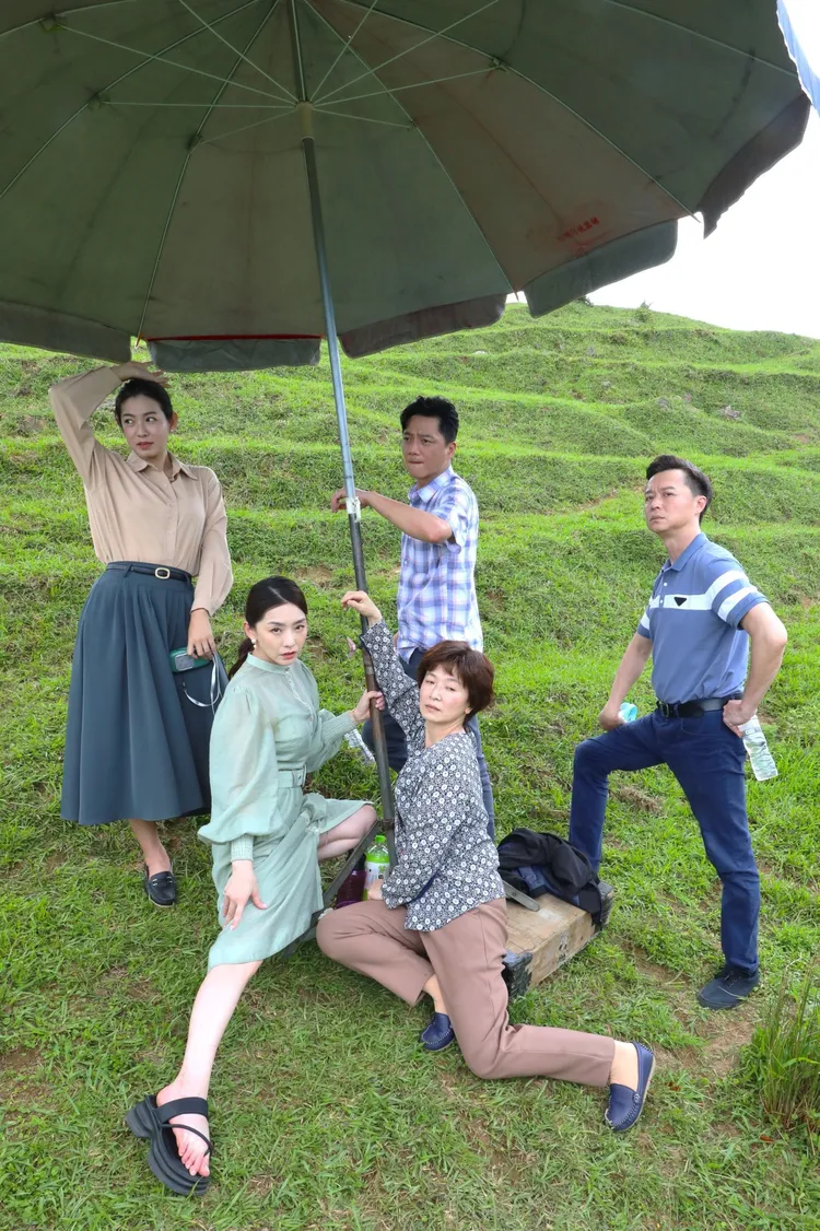 謝瓊煖（前）與藍葦華、何豪傑、米可白、賴芊合趁拍攝空檔擺拍。民視提供