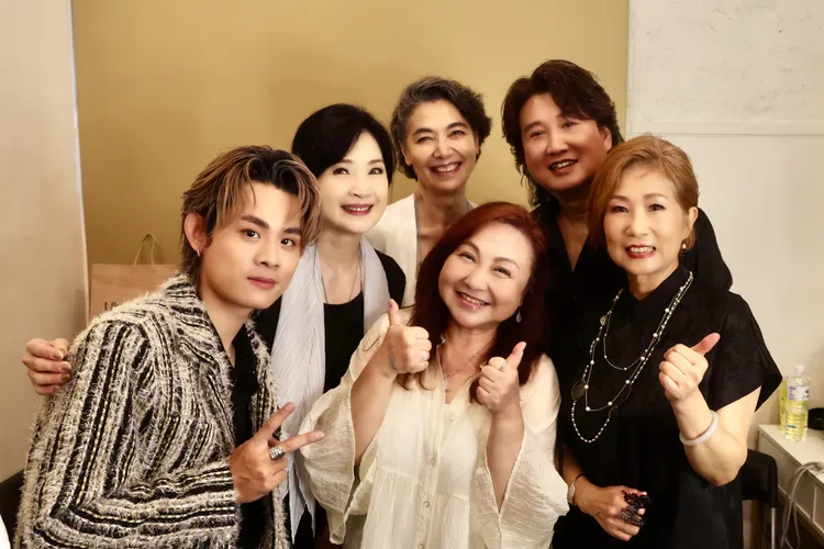 周治平（右後）開唱，星友全到場支持。尚時代文創娛樂提供