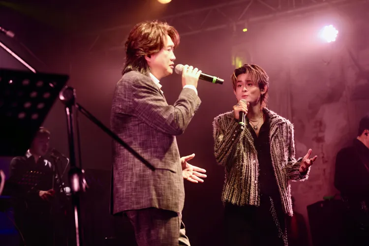 周治平（左）與愛徒吳胤呈合唱。尚時代文創娛樂提供提供