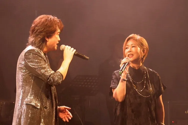 周治平（左）與江念庭合唱《似曾相識》。尚時代文創娛樂提供