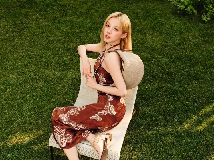 宋雨琦以渡假洋裝搭配TORY BURCH T MONOGRAM荔枝紋小型氣球包。品牌提供