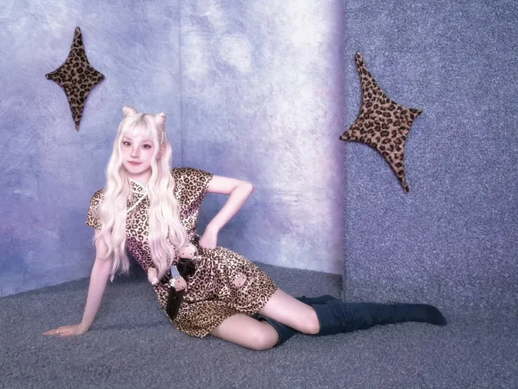 宋雨琦頂著1頭金髮換上「Hello Kitty豹紋裝」，造型又萌又狂野。翻攝宋雨琦微博