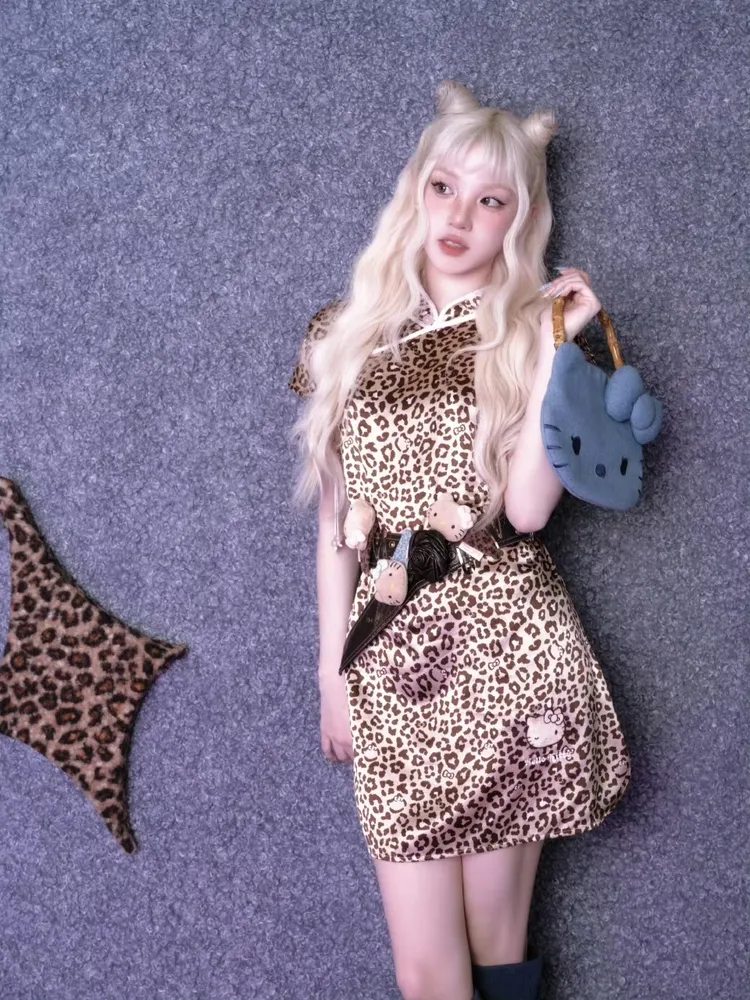 宋雨琦也在腰間皮帶上掛滿了夏威夷限定的「曬黑版Hello Kitty」，替造型增添俏皮感。翻攝宋雨琦微博