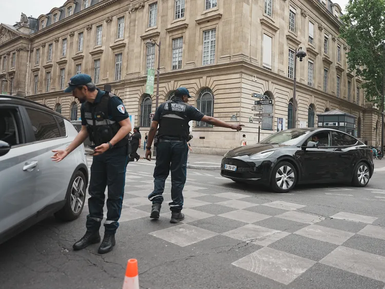 當地警察於瑪黑區限行區執行交通管制。北市府提供