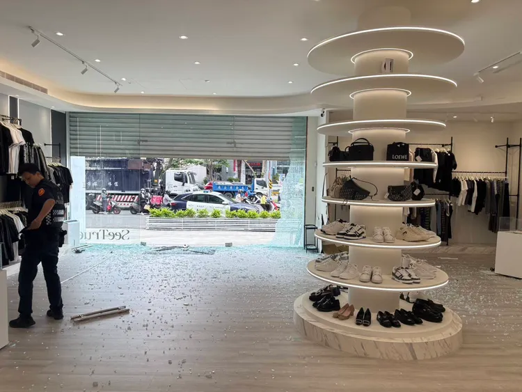 張男精品店被人開車衝撞，警方已鎖定特定對象。民眾提供