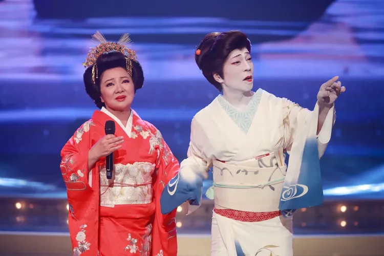 白冰冰（左）與日本宗山流的胡蝶家元老師。民視提供