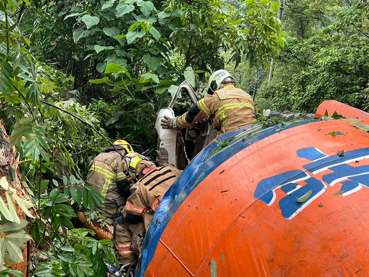 混凝預拌車因翻覆，駕駛受困車內，救出時已明顯死亡。翻攝畫面