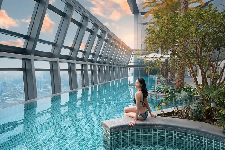 響應6/21國際瑜伽日，「STAY IN FLOW 心流雲端所」限時登場，夕陽下於高空泳池體驗靜音瑜珈與音療律動。新板希爾頓酒店提供