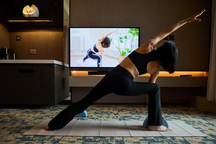 搶先入住套房房型之旅客還可獲得ASPORT 全新設計的多功能折疊運動墊乙套，數量有限，贈完為止。新板希爾頓酒店提供